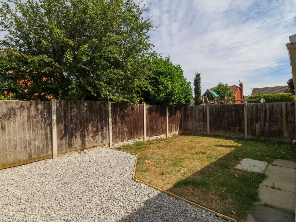 A garden with gravel and grass at Robins Nest in Rhyl