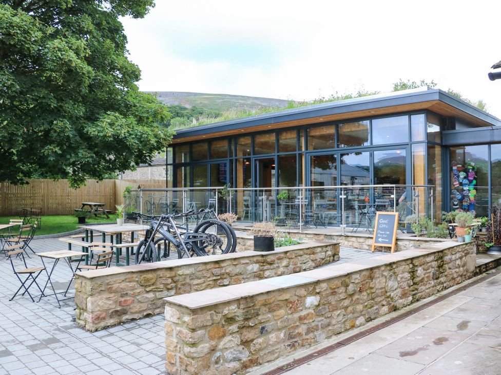 An outdoor area with tables and bicycles at Kernot Cottage in Reeth