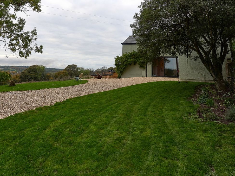 An outdoor area with a gravel path and a house at Providence Cottage Trellech