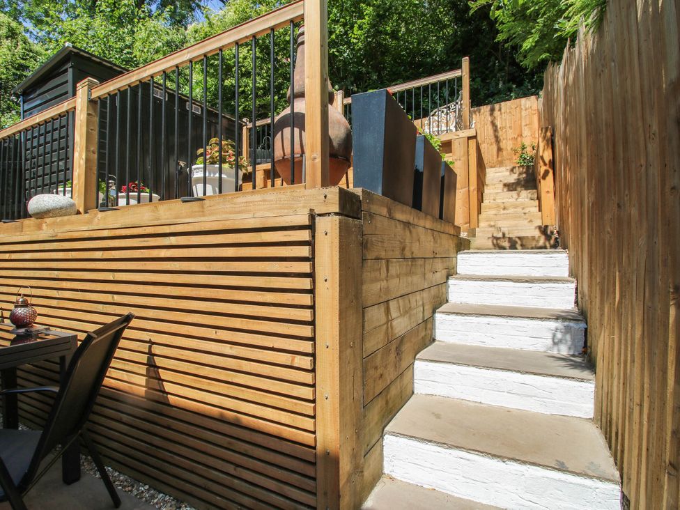 A garden with stairs and wooden fence at Lilac Cottage Ironbridge