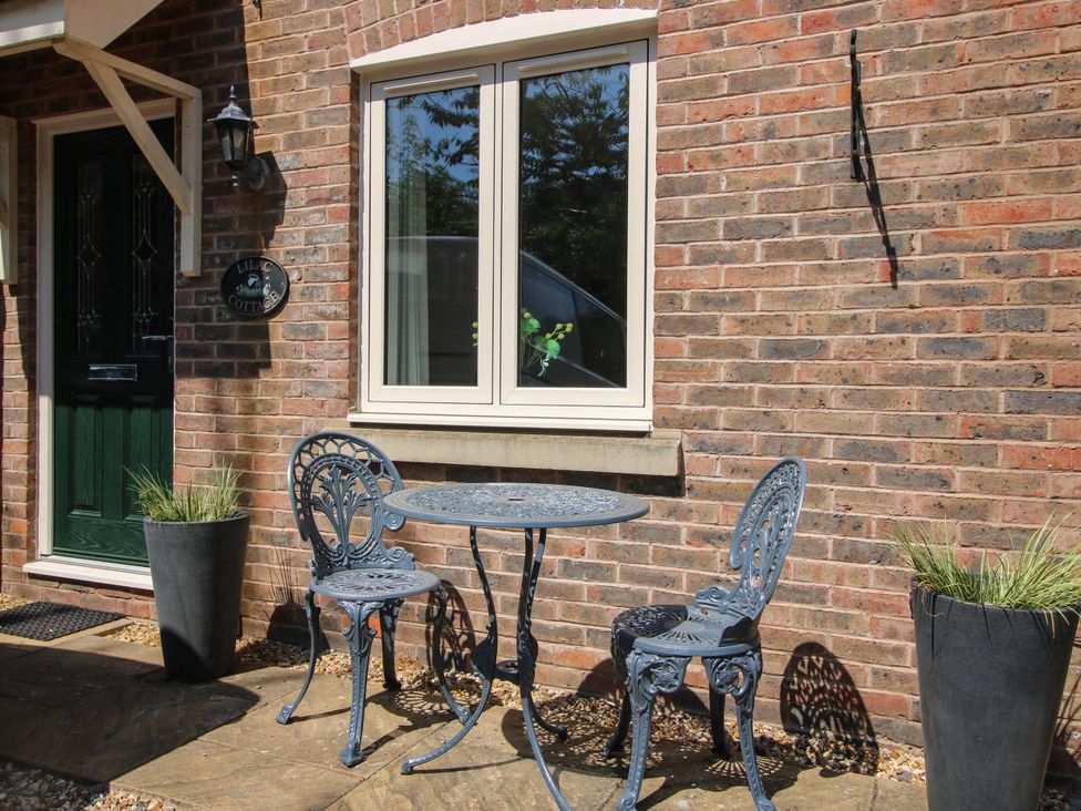 A table and chairs outside at Lilac Cottage in Ironbridge