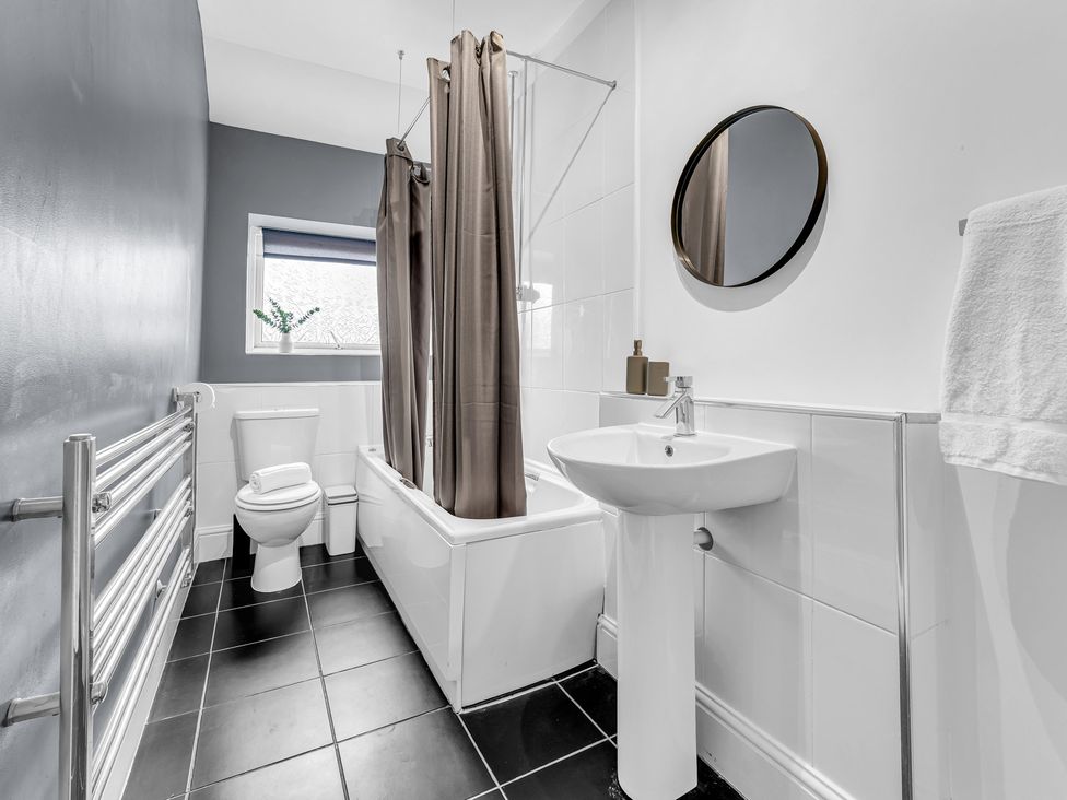 A bathroom with a bathtub, toilet, and sink at Peak View Terrace