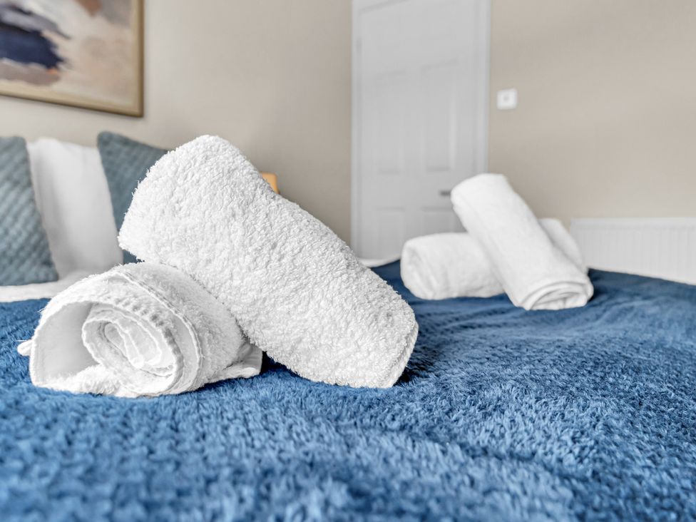 Towels on a blue bedspread in a bedroom at Peak View Terrace