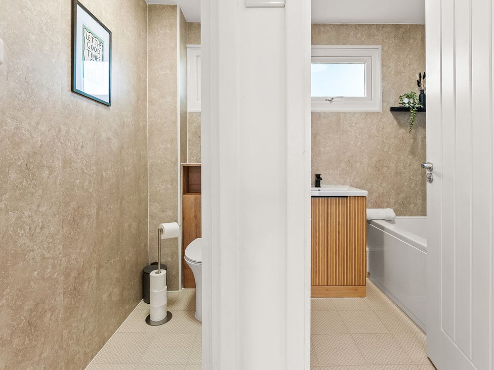A bathroom with a tub and toilet at Edison House in Stafford