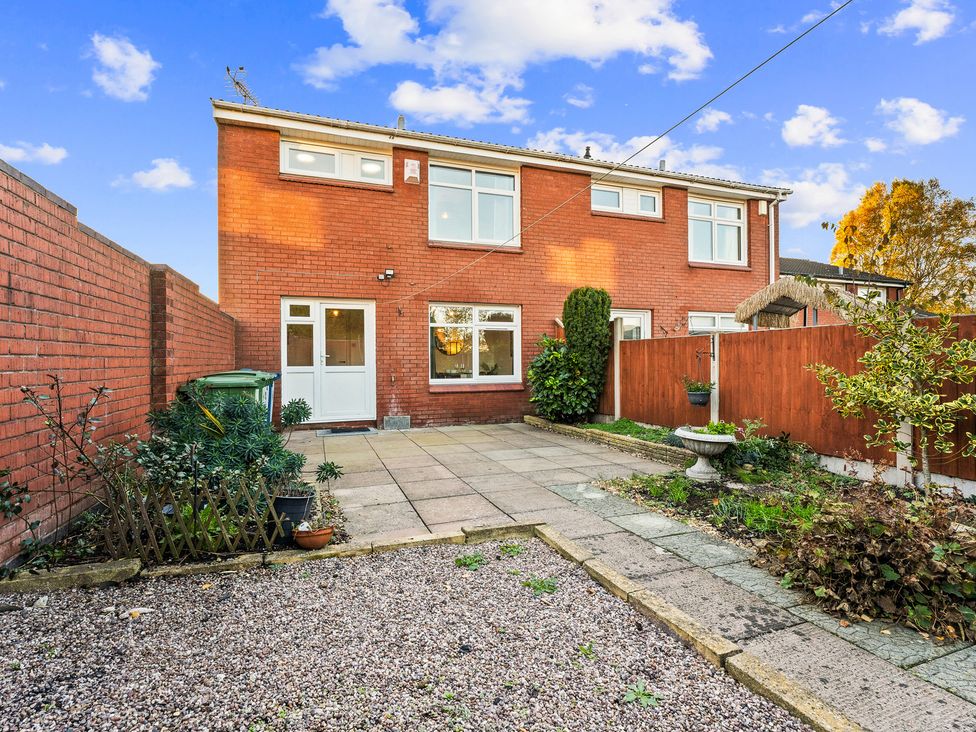 A garden with a patio and plants at Edison House in Stafford
