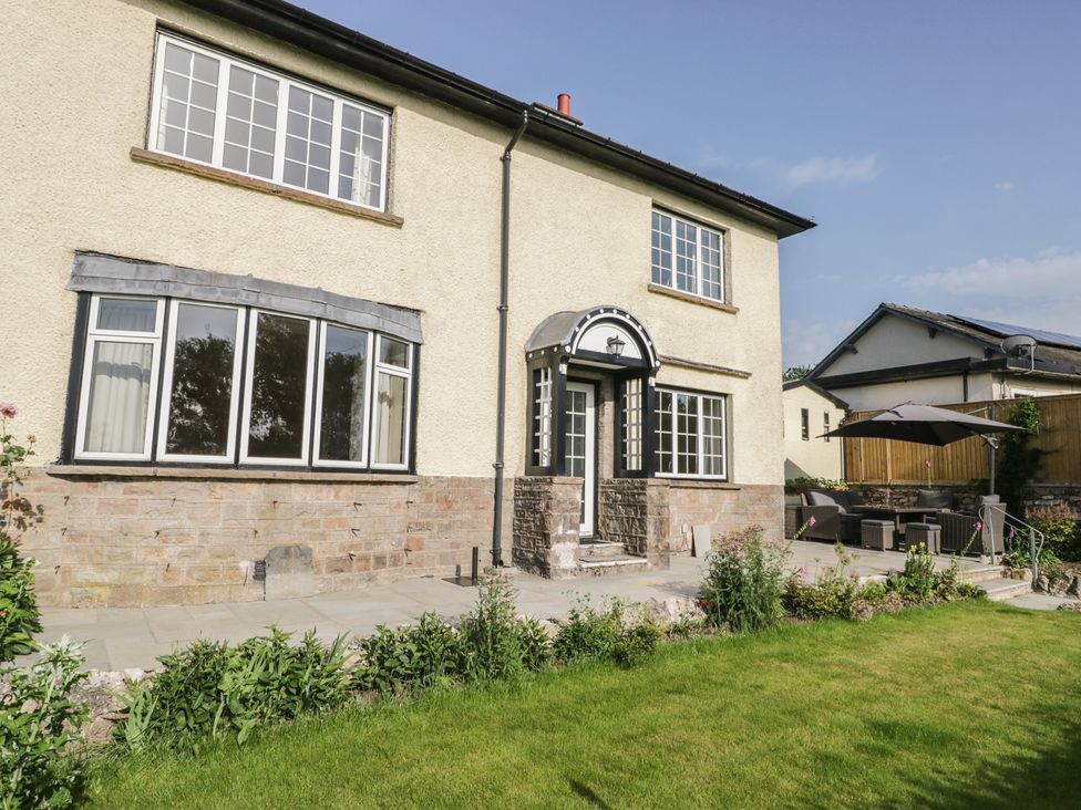 A house with windows and door in a garden at Throstlegarth in Milnthorpe