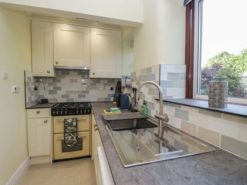 A kitchen with an oven and sink at Throstlegarth in Milnthorpe