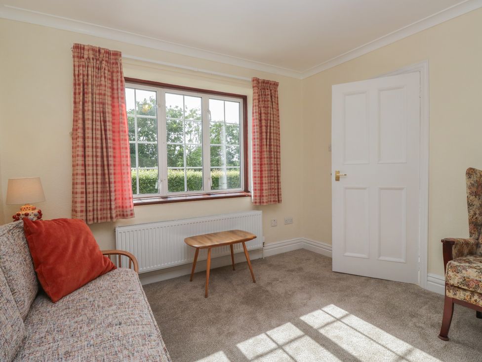 A snug with a sofa and a table at Throstlegarth in Milnthorpe