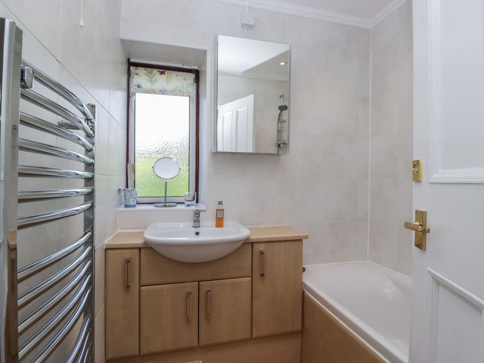 A bathroom with a sink and bathtub at Throstlegarth in Milnthorpe