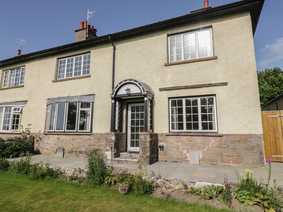 A house with windows and a garden at Throstlegarth in Milnthorpe