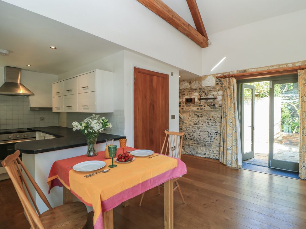 A kitchen with a dining table and chairs at Frome Gazey in Frampton