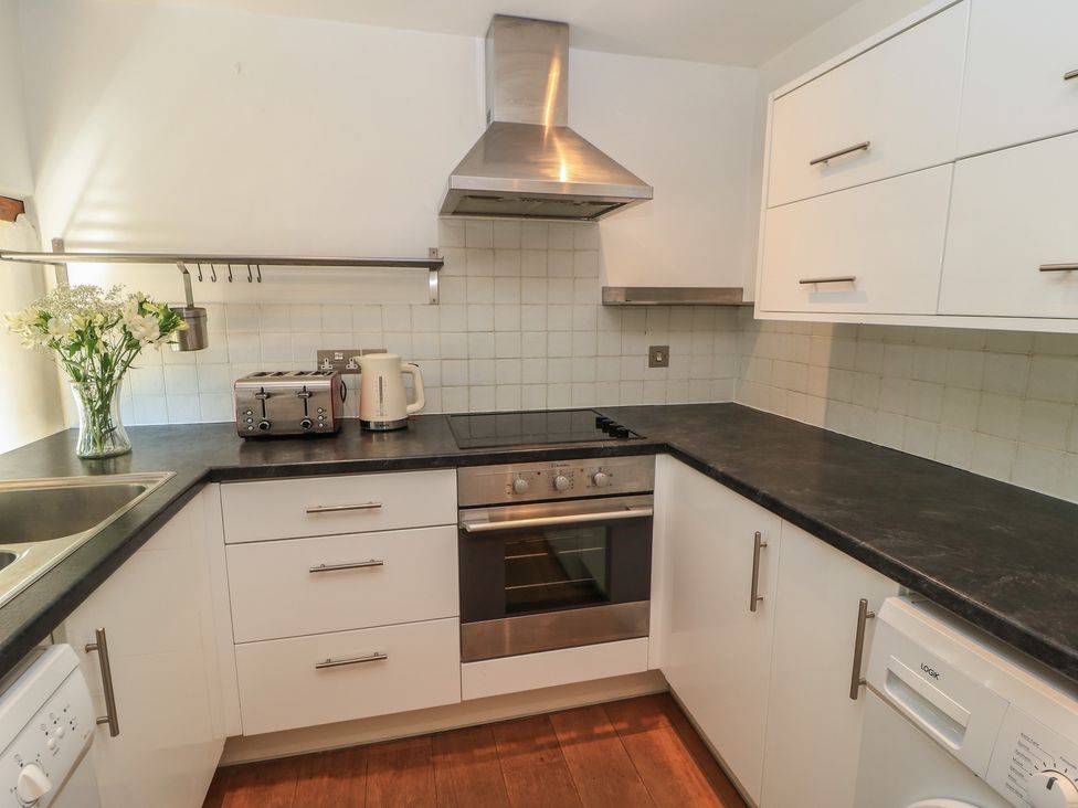 A kitchen with a sink, oven, toaster and kettle at Frome Gazey in Frampton
