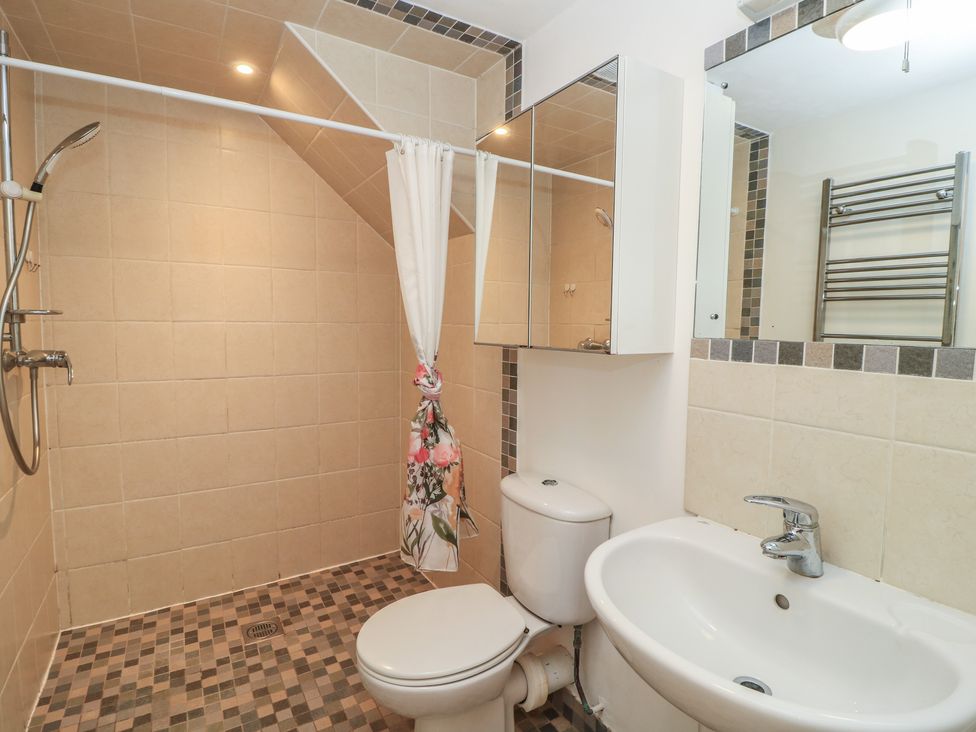 A bathroom with shower, toilet and sink at Frome Gazey in Frampton
