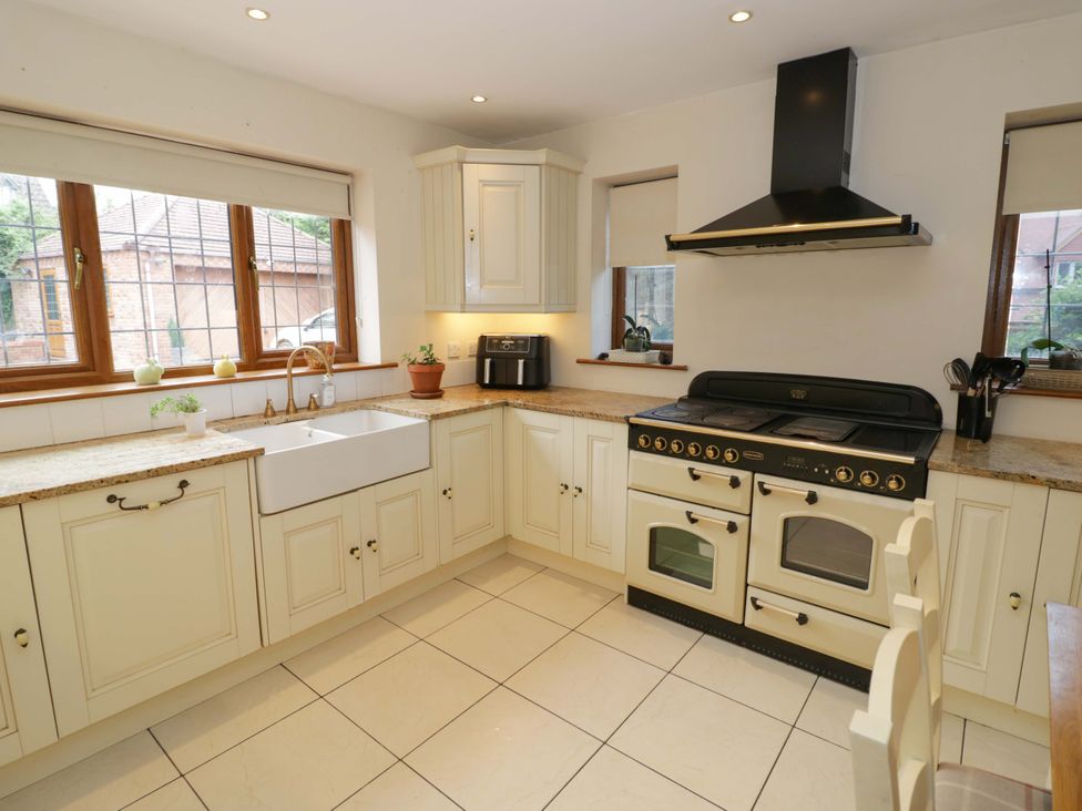 A kitchen with a cooker and sink at Meadow View Bungalow in Droitwich