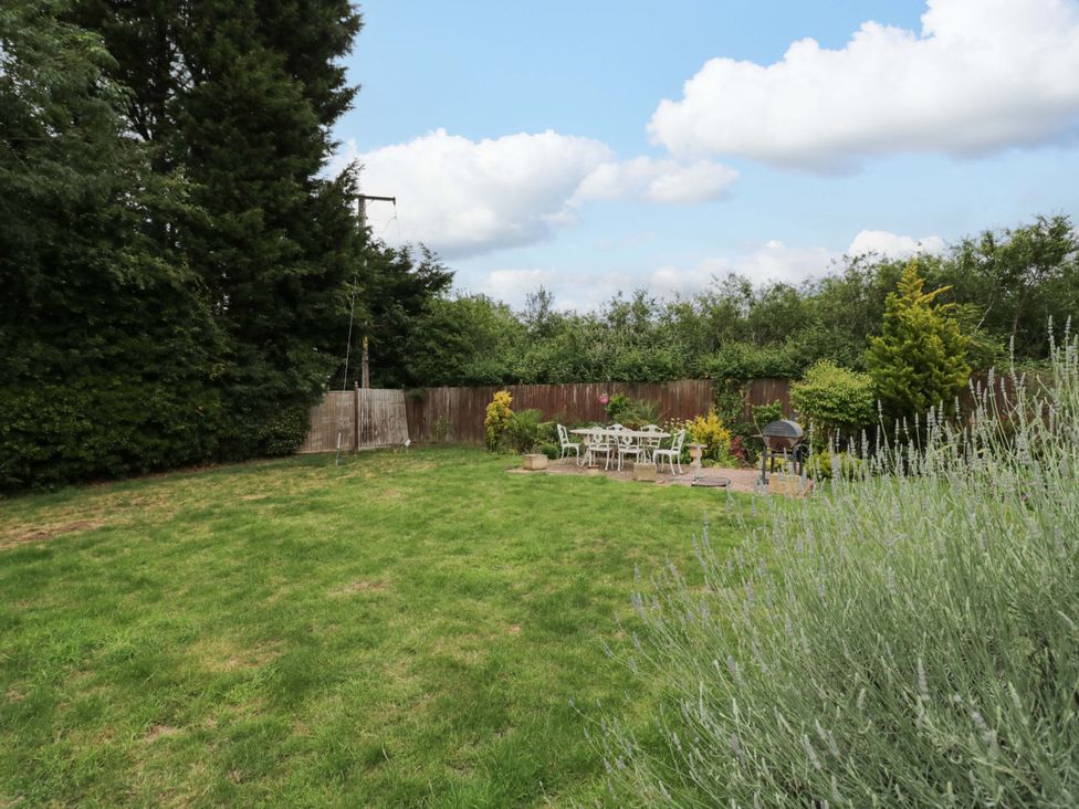 A garden with a table and chairs at Meadow View Bungalow in Droitwich