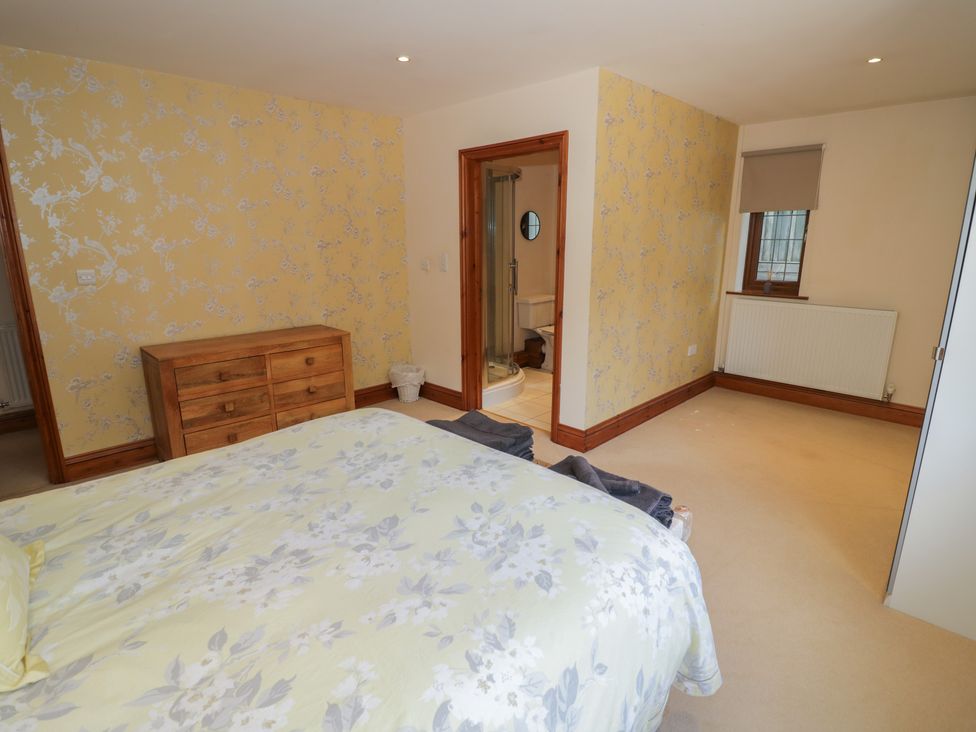 A bedroom with a bed and drawers at Meadow View Bungalow in Droitwich Spa