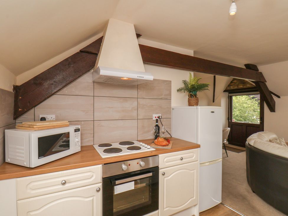 A kitchen with stovetop and microwave at Granary in peterculter