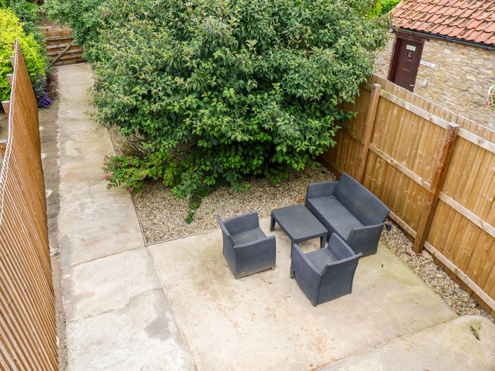 A garden with outdoor furniture at Granary in peterculter