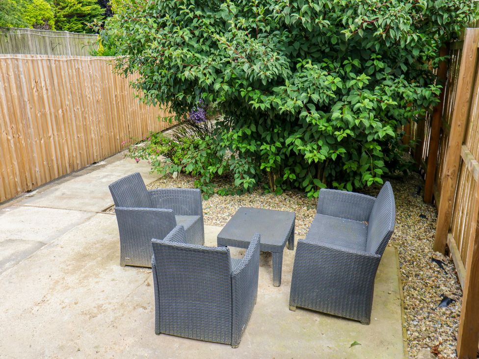 A garden with a table and chairs at Granary in peterculter