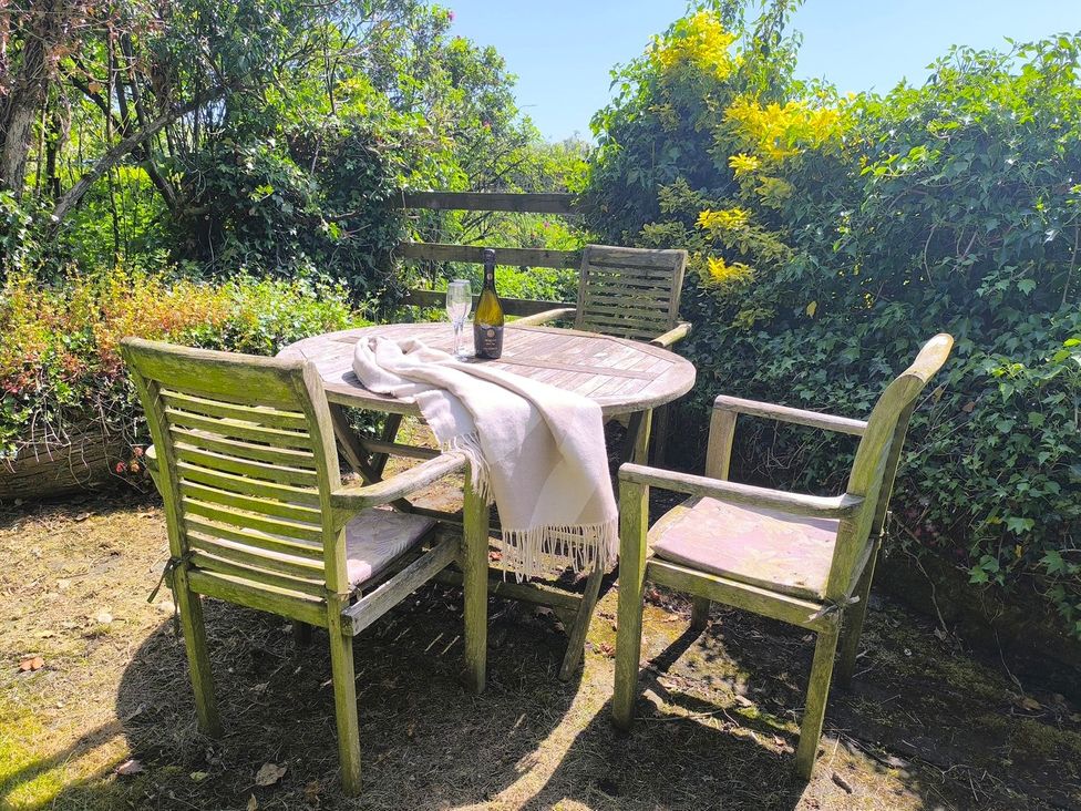 A garden with a table and chairs at Granary in peterculter