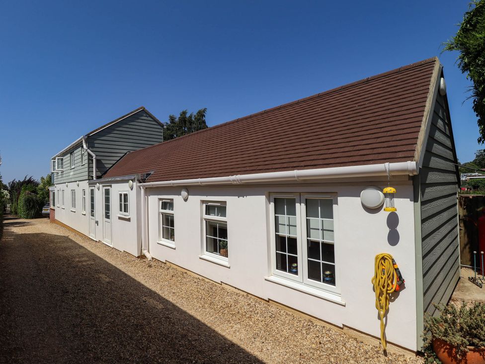 An exterior view of a house with a gravel path at Bee Hive Hut in Middleton, Norfolk