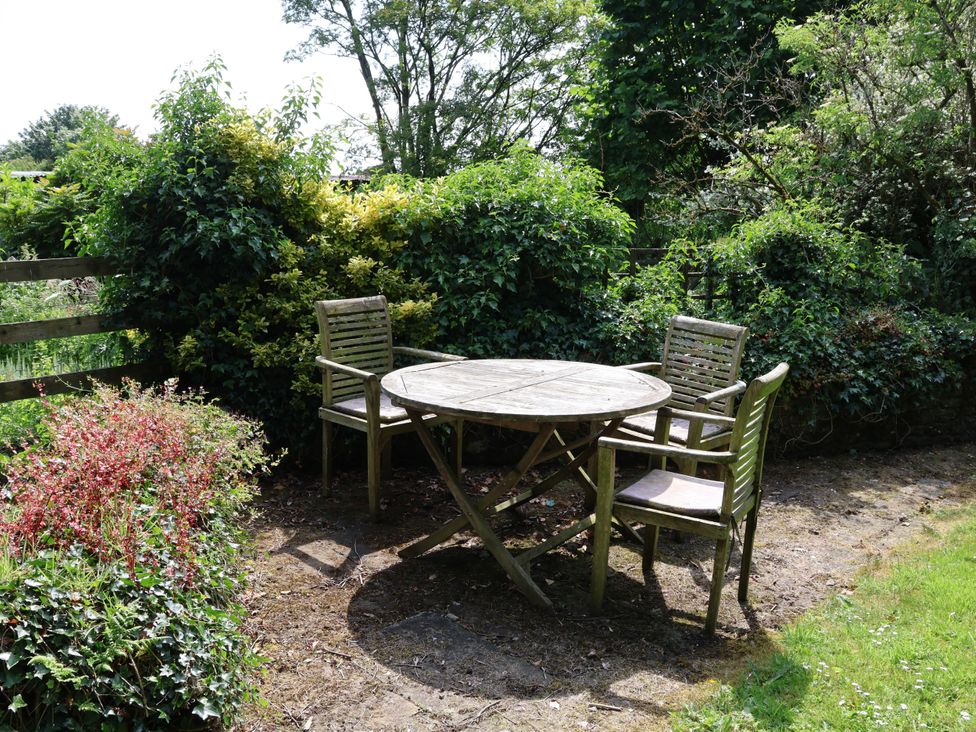 A garden with a round table and chairs at Owl in Pickering