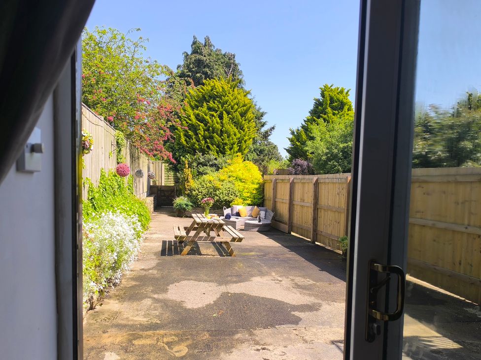 A garden with a picnic table and plants at Owl in Pickering