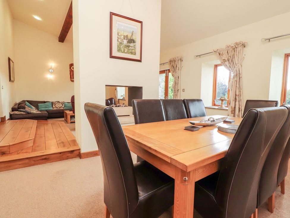 A dining room with a table and chairs at Shepherd's Barn in Lancaster