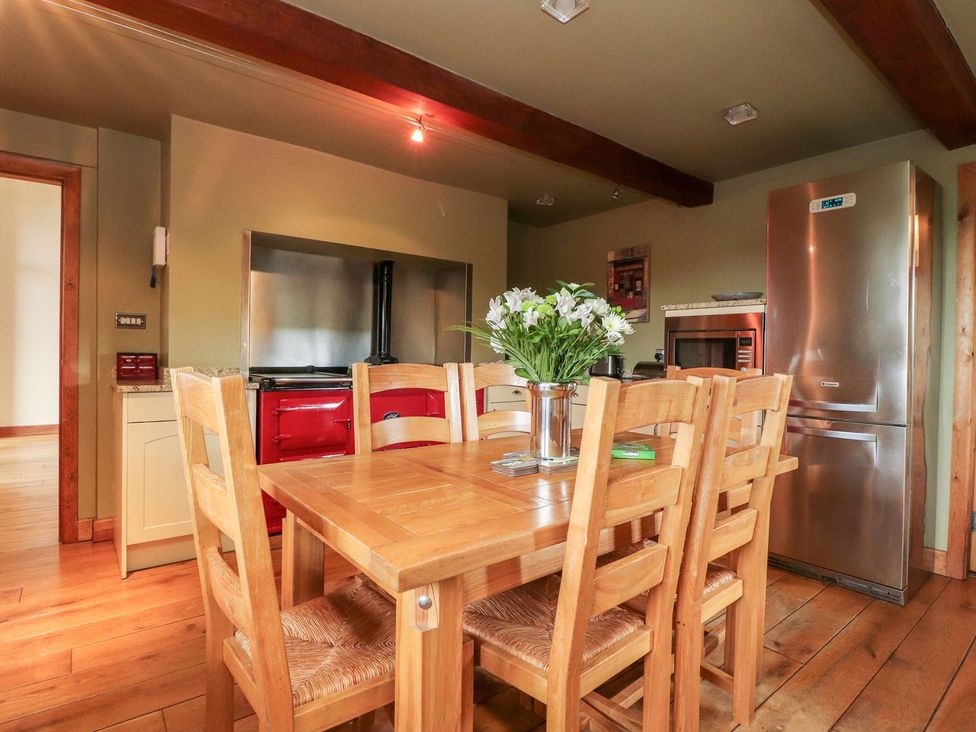 A kitchen with a dining table and chairs at Shepherd's Barn in Lancaster