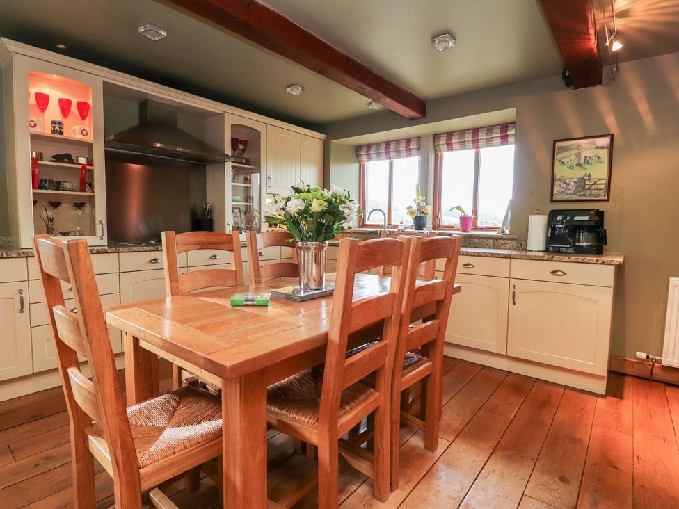 A kitchen with a dining table and chairs at Shepherd's Barn in Lancaster