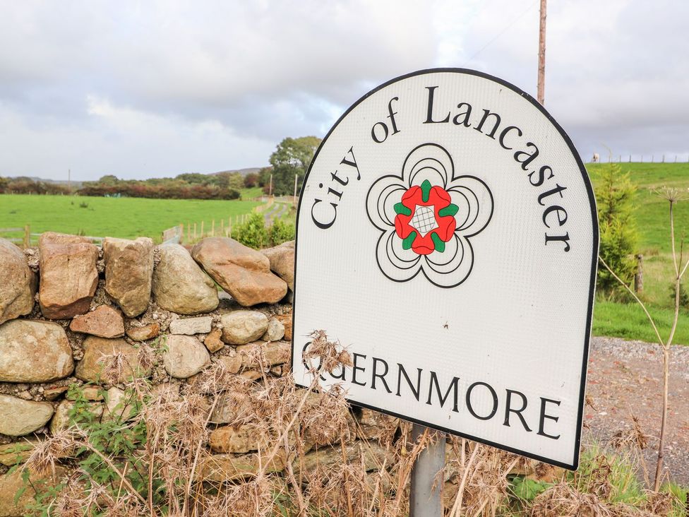 A road sign indicating the city of Lancaster near Gernmore