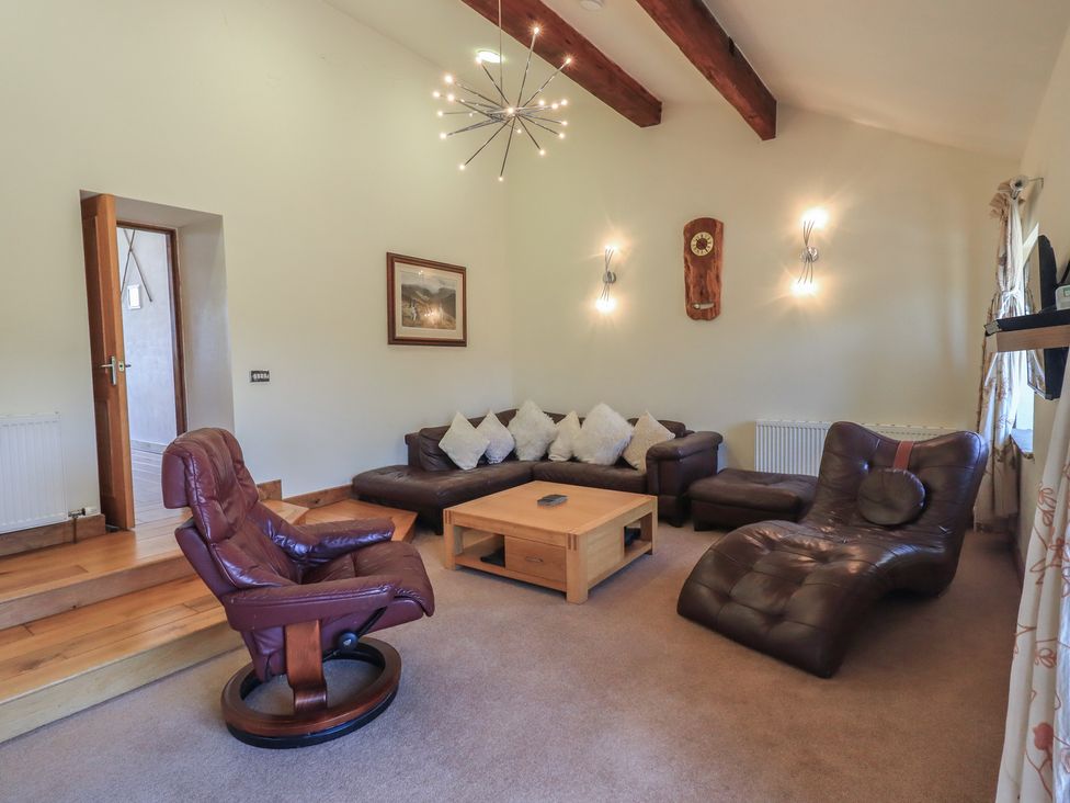 A living room with a sofa and coffee table at Shepherd's Barn in Lancaster