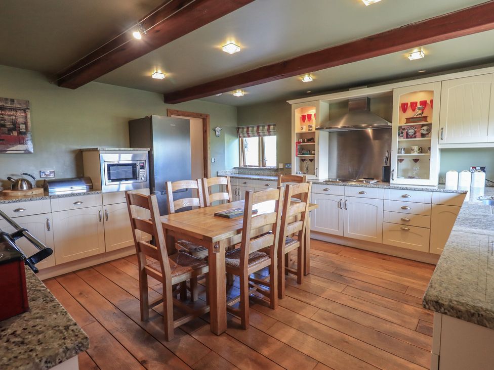 A kitchen with a dining table and chairs at Shepherd's Barn in Lancaster