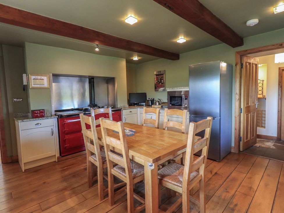 A kitchen with a dining table and chairs at Shepherd's Barn in Lancaster