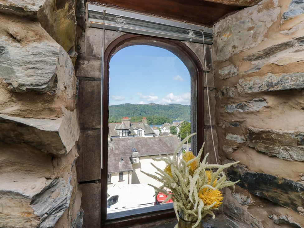 A viewpoint with a flower arrangement and a view of buildings and mountains at Hillside Cottage in Bowness-On-Windermere