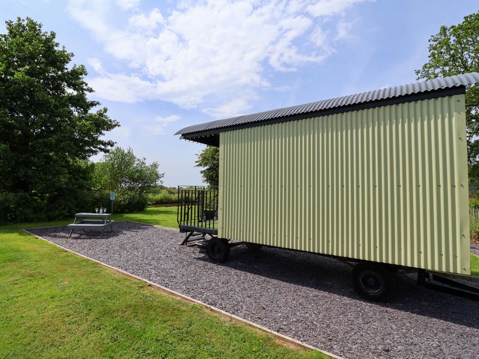 A mobile cabin in an outdoor area at Bee Happy in Whitchurch