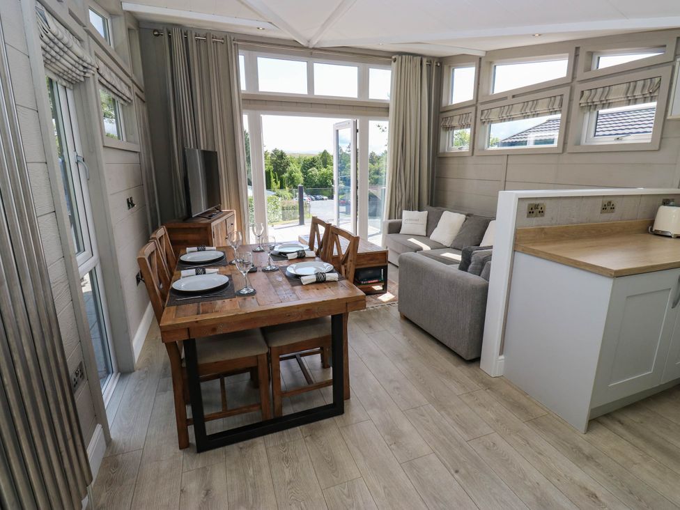 A dining room with a table and chairs at Dales Retreat in Threshfield near Grassington