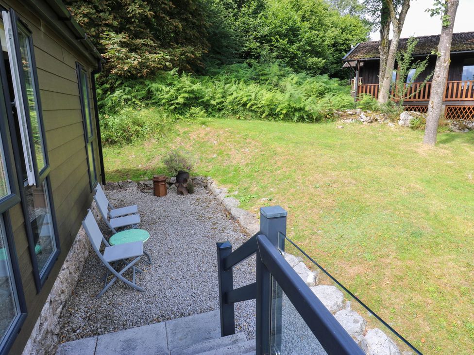 A garden area with chairs and a table at Dales Retreat Threshfield near Grassington