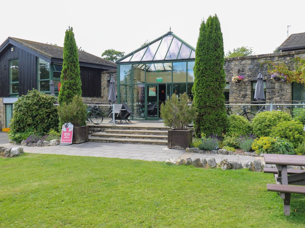 An outdoor area with a building and seating space at Dales Retreat in Threshfield near Grassington