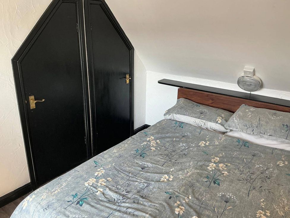 A bedroom with a bed and wardrobe at the property
