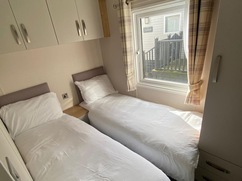 A bedroom with twin beds and a window at the property in an unspecified location