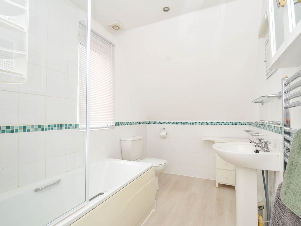 A bathroom with a bathtub, toilet, and sink at No.122 Hengar Holiday Park near St Tudy