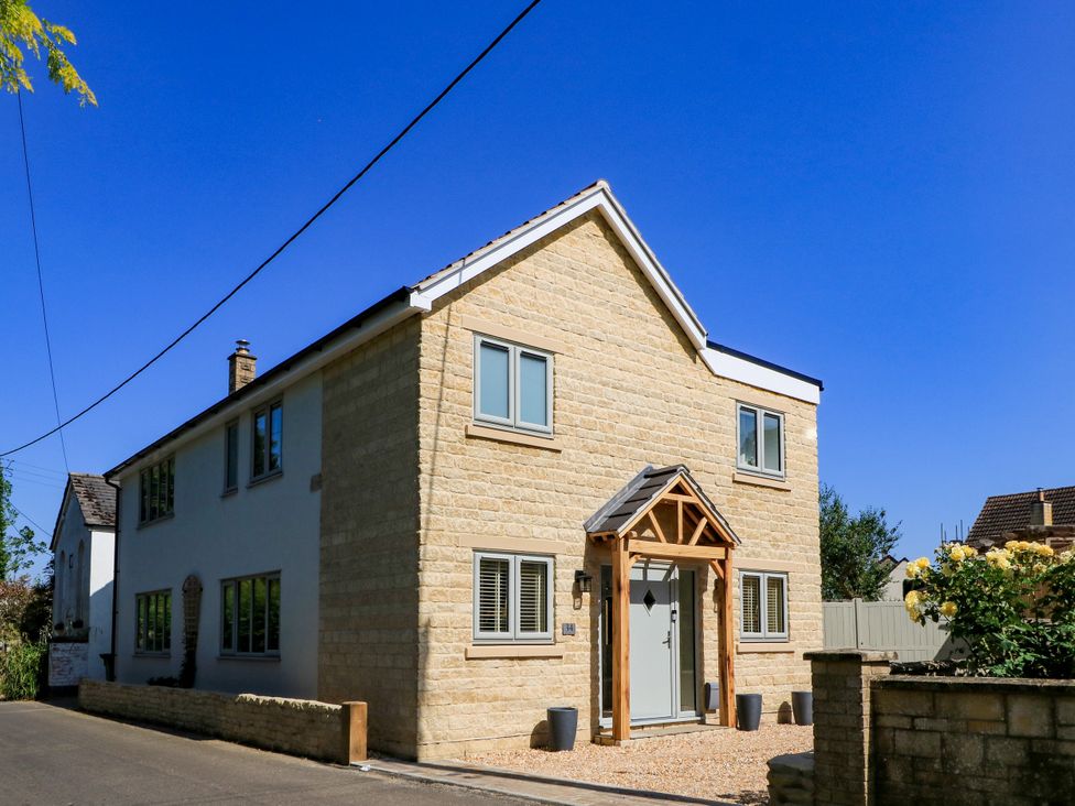 A house with windows and a front door at Cern-Wyn in Chippenham