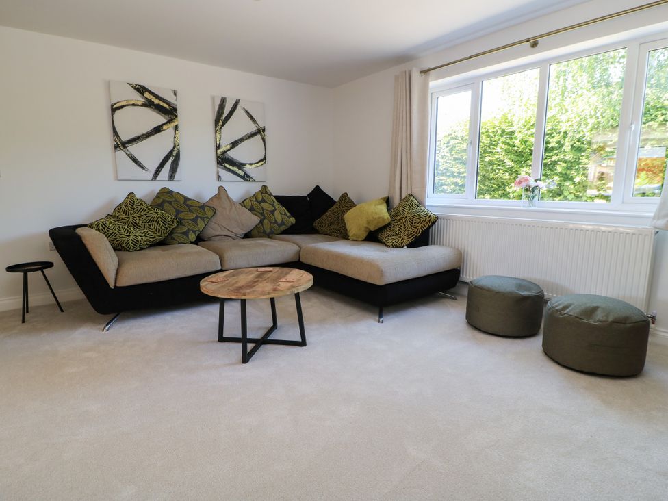 A living room with a sofa and coffee table at Cern-Wyn in Chippenham