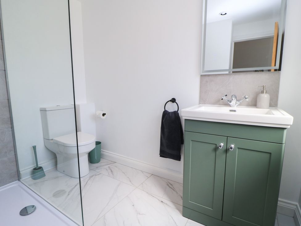 A bathroom featuring a toilet, sink, and shower at Cern-Wyn in Chippenham