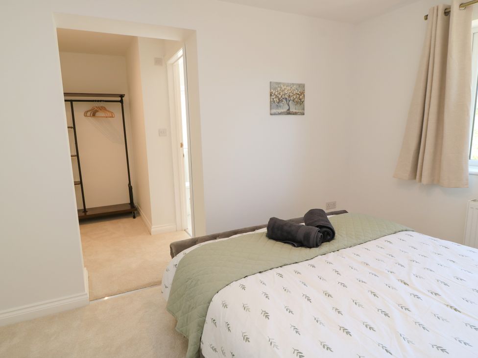 A bedroom with a bed and a closet at Cern-Wyn in Chippenham
