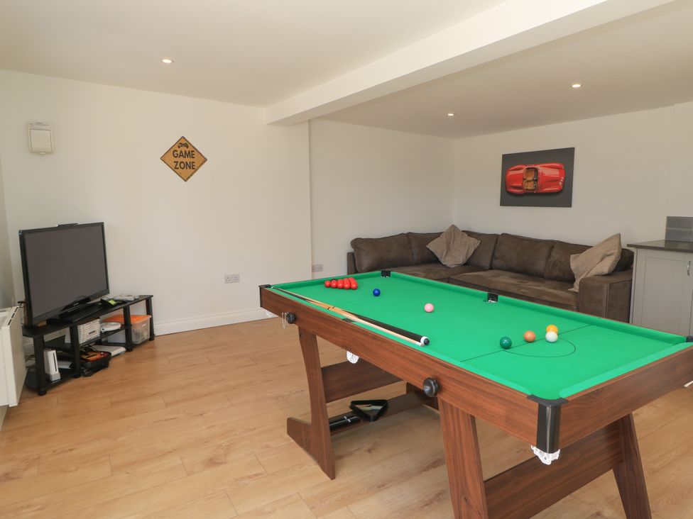 A games room with a billiard table and tv at Cern-Wyn in Chippenham
