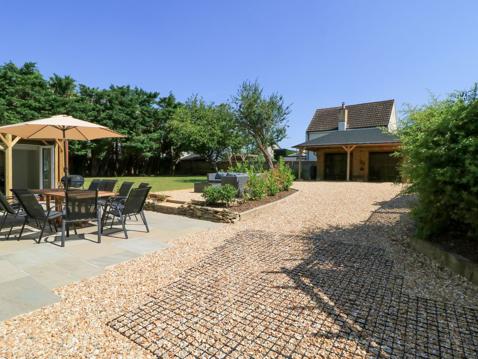 A garden with a dining table and chairs at Cern-Wyn in Chippenham