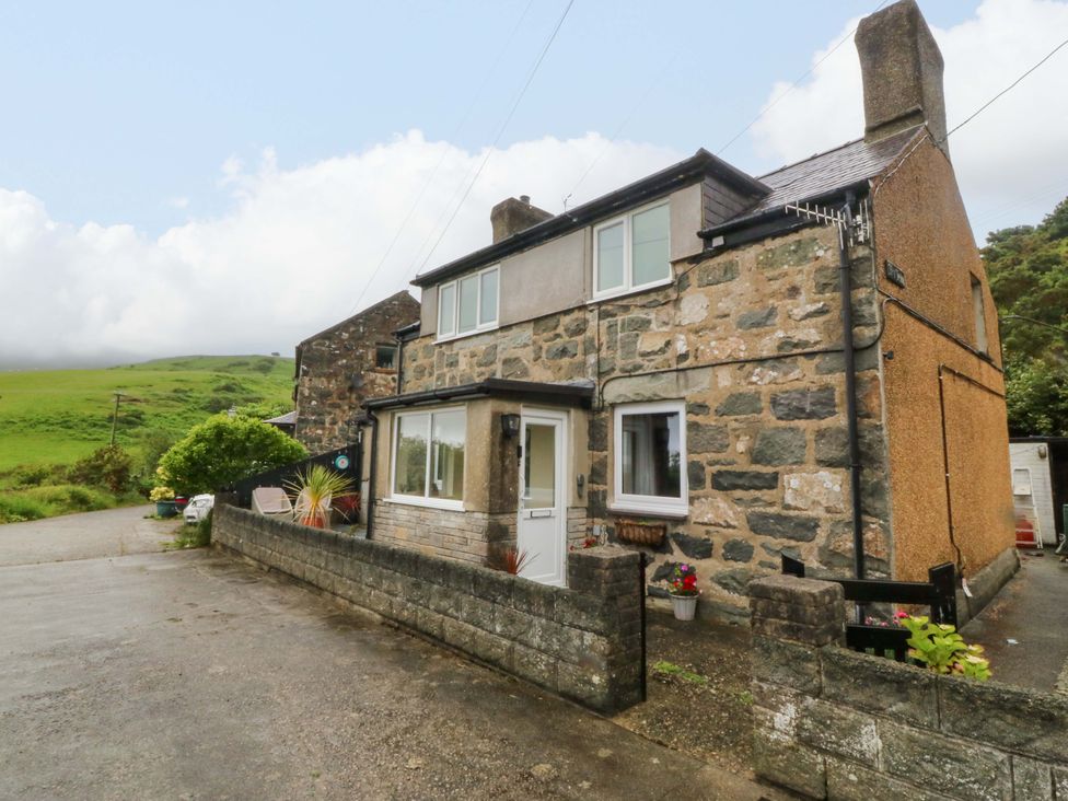 A house with a garden and driveway at Tyr Felin in Caernarfon