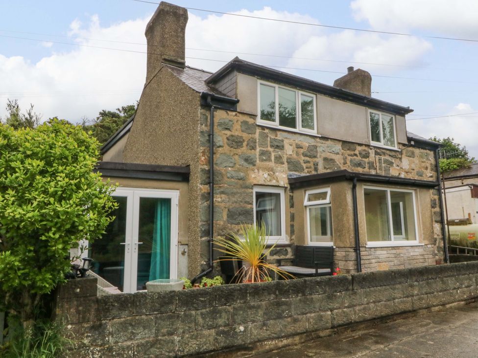 A house with windows and a door at Tyr Felin in Caernarfon
